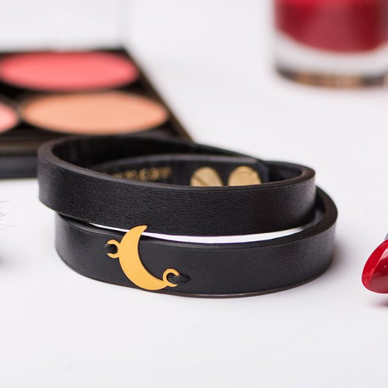 دستبند طلا چرم با پلاک طرح ماه