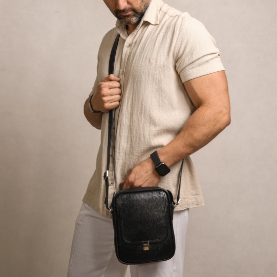 کیف دوشی مردانه طرح نگین بزرگ چرم مشکی فلوتر