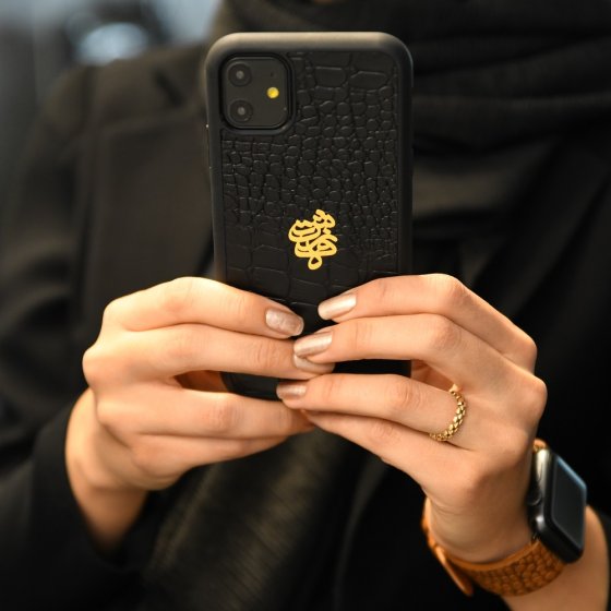 قاب موبایل طلا چرم اسم آوینا