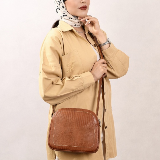 کیف دوشی زنانه طرح هیفا چرم لیزارد عسلی