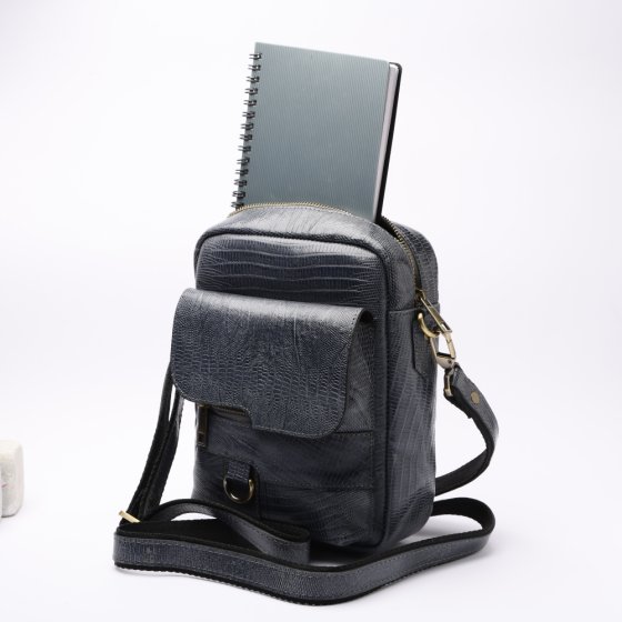 کیف کراس بادی مردانه طرح کارنیا چرم لیزارد طوسی