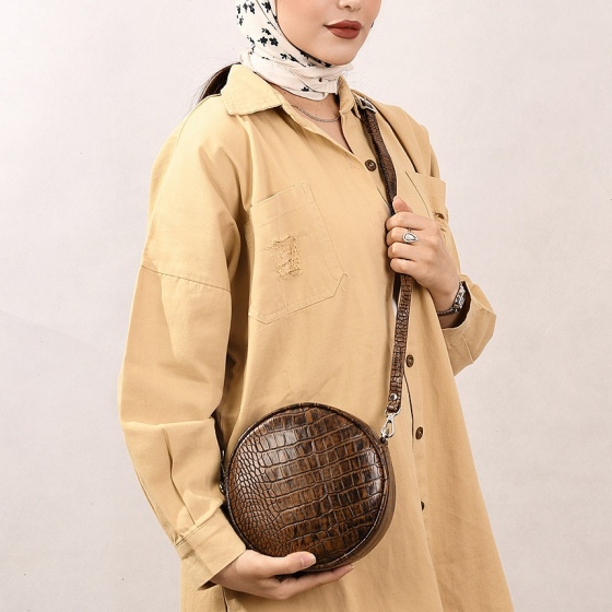 کیف دوشی دخترانه طرح سوگند چرم کروکودیل قهوه ای