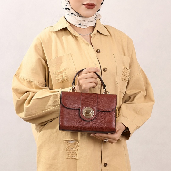 کیف دوشی زنانه طرح پارنا چرم لیزارد زرشکی
