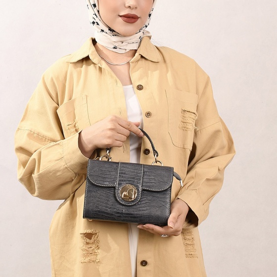 کیف دوشی زنانه طرح پارنا چرم لیزارد طوسی