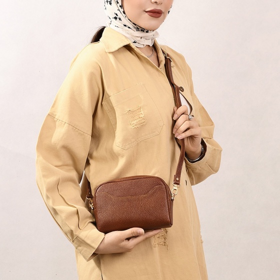 کیف دوشی زنانه طرح مینو چرم فلوتر عسلی