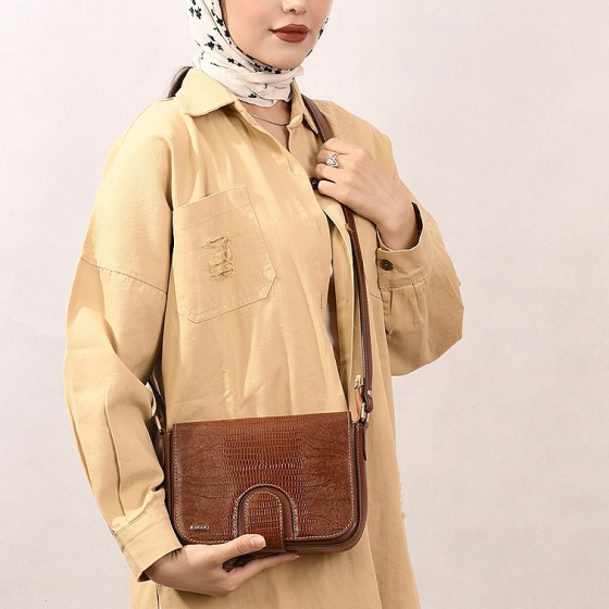 کیف دوشی زنانه طرح آناهیتا چرم ساده عسلی