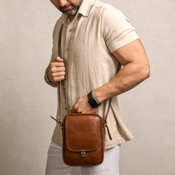 کیف دوشی مردانه طرح نگین بزرگ چرم فلوتر عسلی