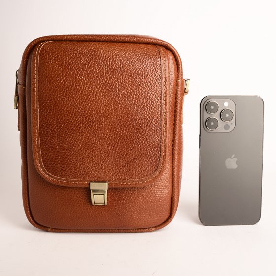 کیف دوشی مردانه طرح نگین بزرگ چرم فلوتر عسلی