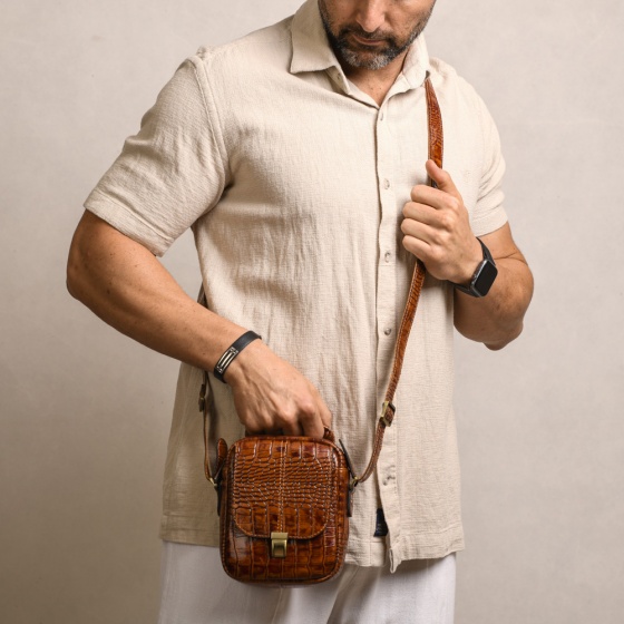 کیف دوشی مردانه طرح نگین کوچک چرم کروکودیل عسلی