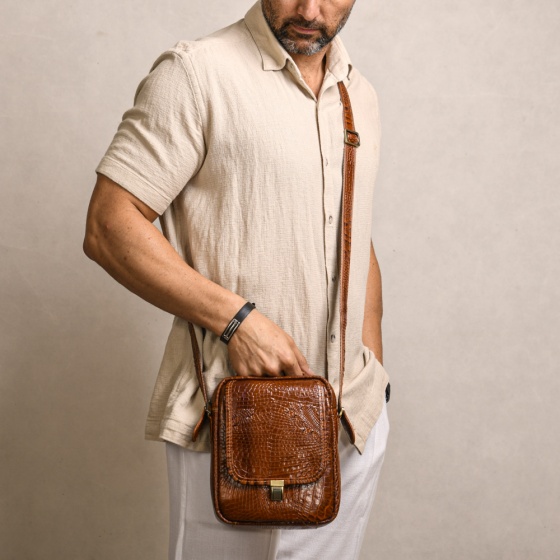 کیف دوشی مردانه طرح نگین بزرگ چرم کروکودیل عسلی