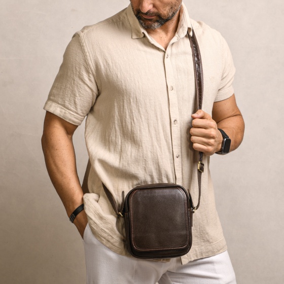 کیف کراس بادی مردانه طرح کایسر چرم ساده قهوه ای