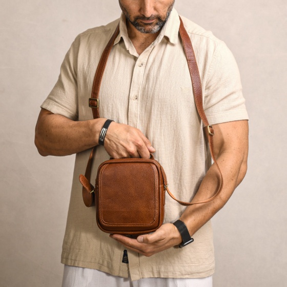 کیف کراس بادی مردانه طرح کایسر چرم فلوتر عسلی