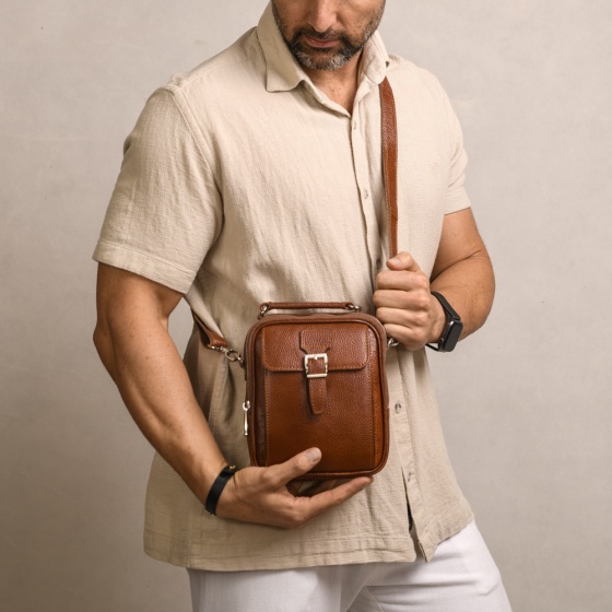 کیف کراس بادی مردانه طرح پارسا چرم فلوتر عسلی D2