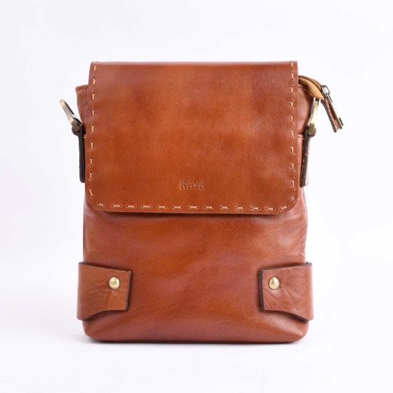 کیف کراس بادی مردانه طرح فامیلا چرم ساده عسلی G1