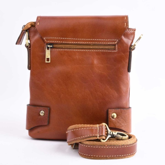 کیف کراس بادی مردانه طرح فامیلا چرم ساده عسلی