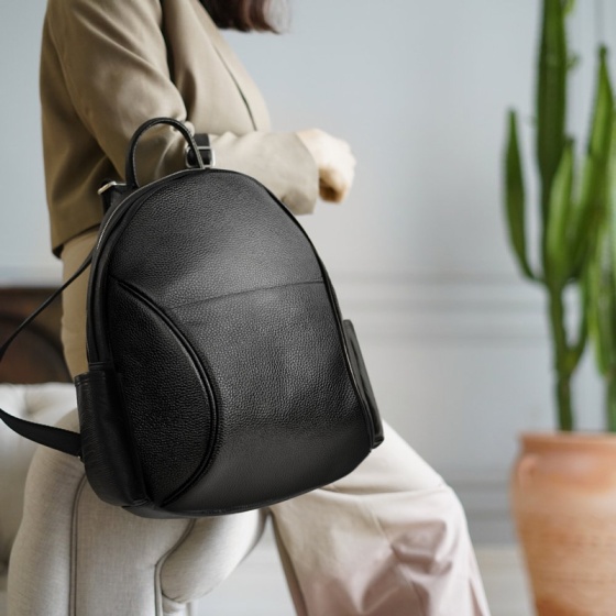 کوله پشتی زنانه طرح یاس چرم مشکی فلوتر