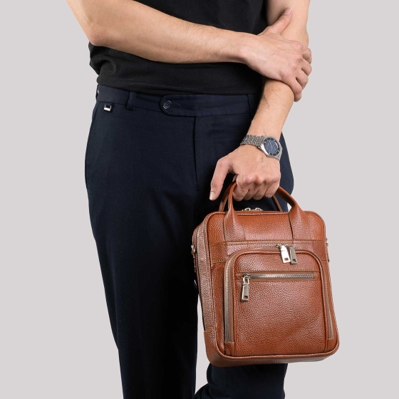 کیف دوشی چرم طبیعی طرح چرچیل عسلی فلوتر مردانه - کراس بادی چرم