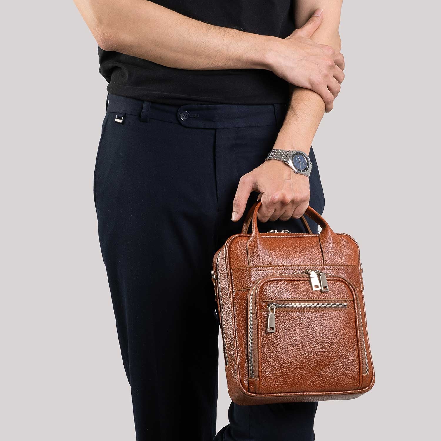 کیف دوشی چرم طبیعی طرح چرچیل عسلی فلوتر مردانه - کراس بادی چرم