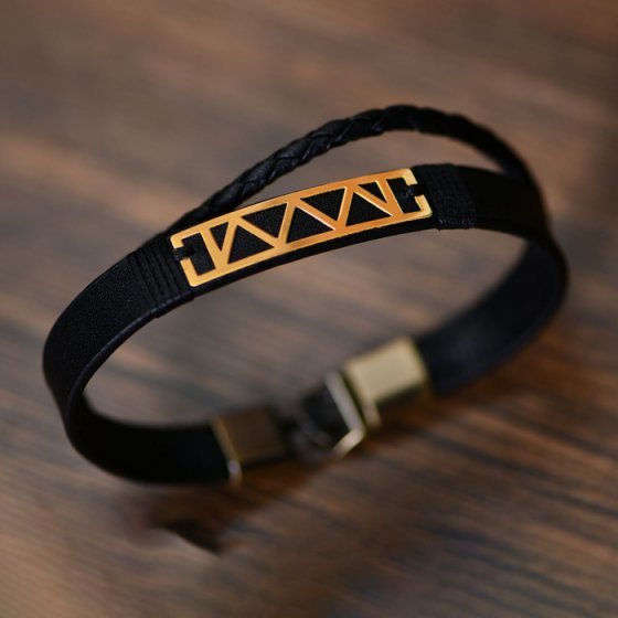 دستبند طلا چرم با پلاک های طرح دار