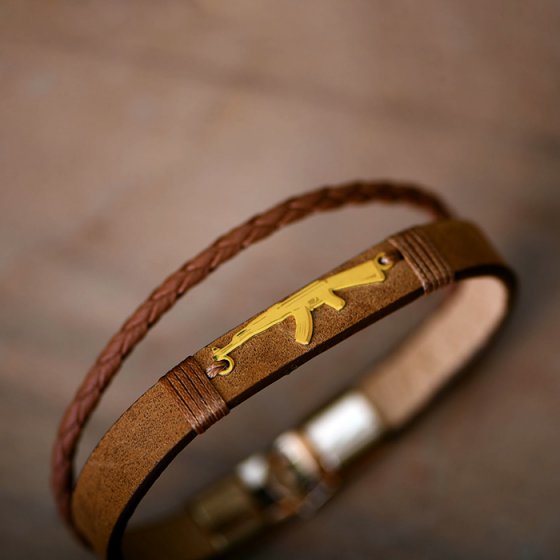 دستبند طلا چرم با پلاک طرح تفنگ