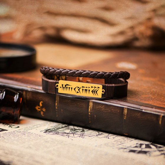 دستبند طلا چرم با پلاک طرح میخی