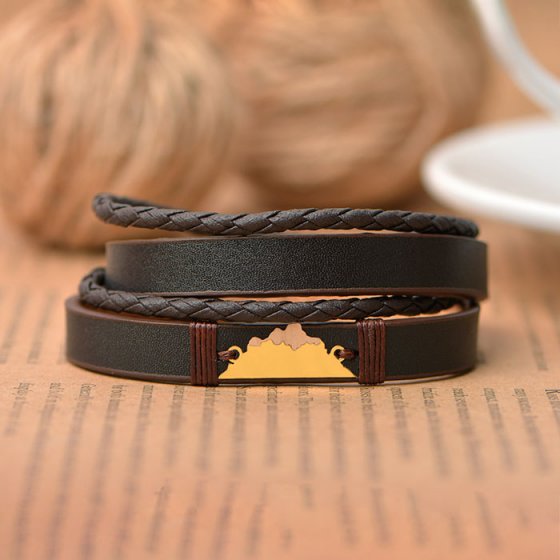 دستبند طلا چرم با پلاک طرح کوه